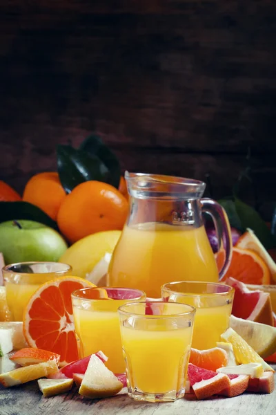 Succo di agrumi di arance, mandarini, pompelmi, limoni, mele, pomelo — Foto Stock