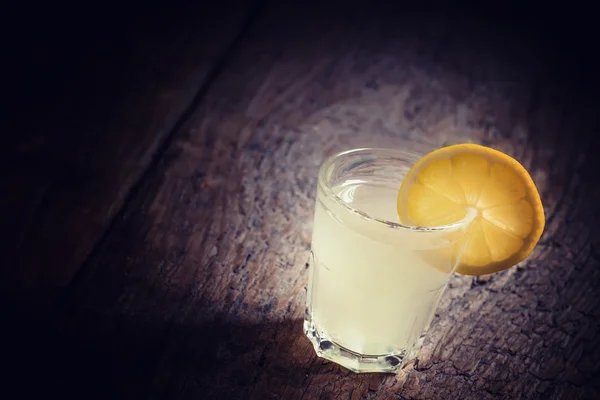 Один стакан водки с лимоном — стоковое фото