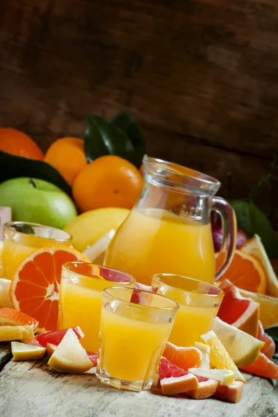 Citrusfélék levében a narancs, a mandarin, grépfrút, citrom, alma, pomelo — Stock Fotó
