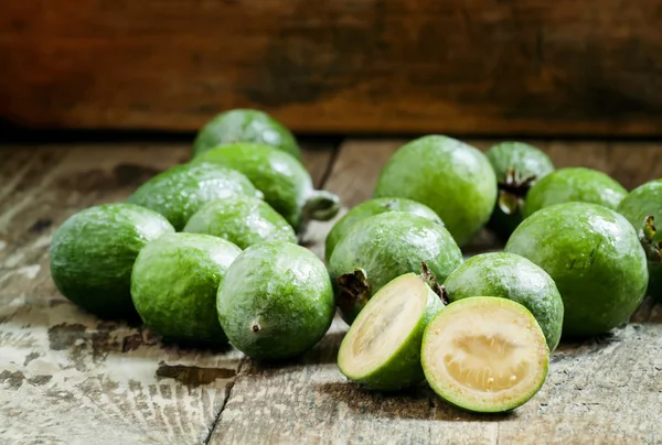 Taze ananas guava eski ahşap masa, dilim — Stok fotoğraf