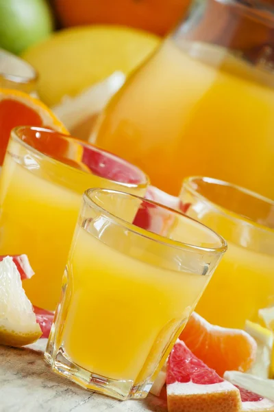 Zumo cítrico de naranjas, mandarinas, pomelos, limones, manzanas, pomelo —  Fotos de Stock