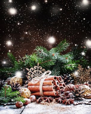Tarçın bir Noel kompozisyon içinde demet 
