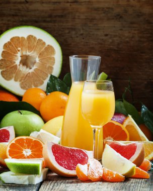 Taze sıkılmış narenciye suyu  