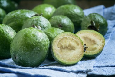 Mavi keten peçete olgun yeşil feijoa meyve