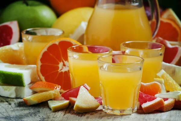 Sumo cítrico de laranjas, tangerinas, toranjas, limões, maçãs, pomelo — Fotografia de Stock