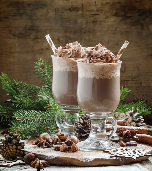 Delicioso chocolate quente com chocolate e chantilly — Fotografia de Stock