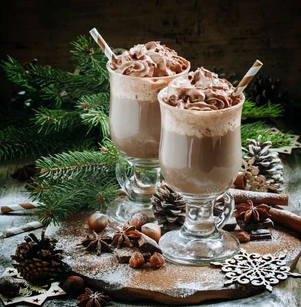 Delicioso chocolate caliente con chocolate y crema batida — Foto de Stock