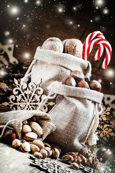 Walnuts, hazelnuts, pistachios in bags made of burlap — Stockfoto