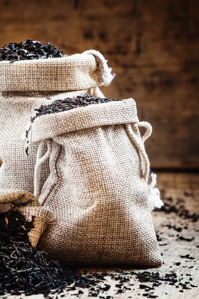 Сухий чорний індійський чай в мішковиних мішках — стокове фото