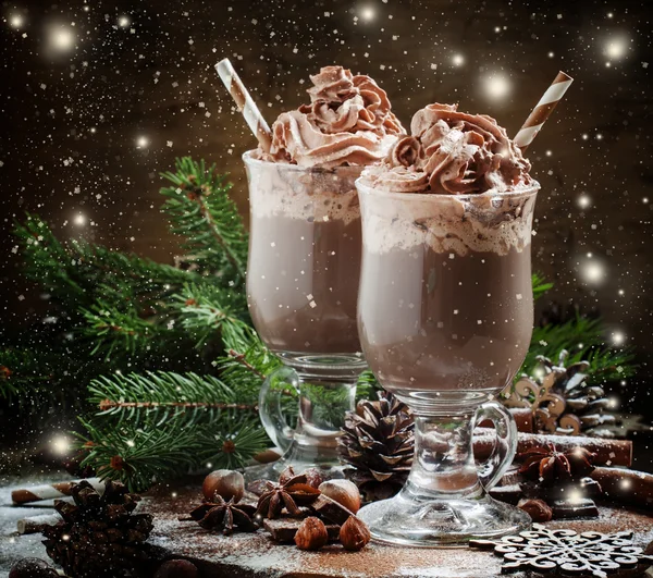 Вкусный горячий шоколад с шоколадом и взбитыми сливками — стоковое фото
