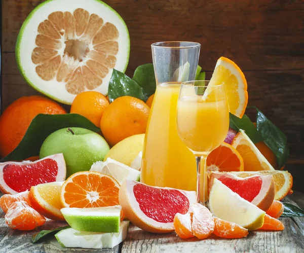 Świeżo wyciskany sok z owoców cytrusowych — Zdjęcie stockowe