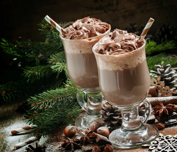 Delicioso chocolate caliente con chocolate y crema batida — Foto de Stock