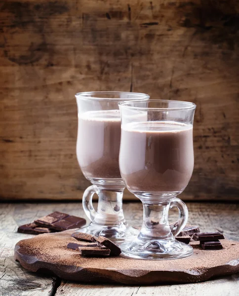 Warme winter drink cacao in glazen met plakjes van chocolade — Stockfoto