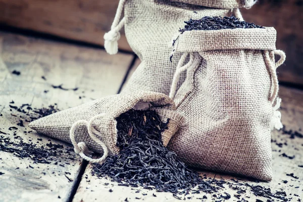 Chá indiano preto seco em sacos de serapilheira — Fotografia de Stock