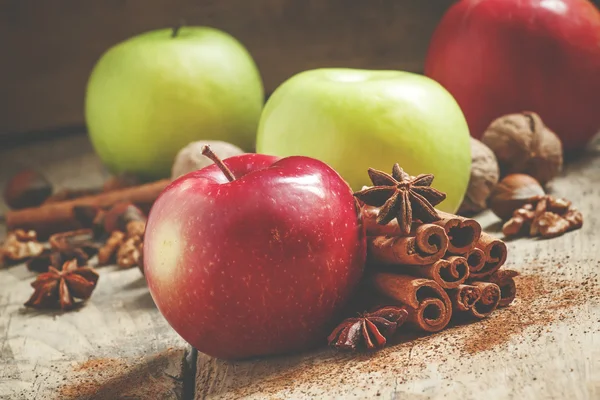 新鲜的红色和绿色苹果与肉桂棒 — 图库照片