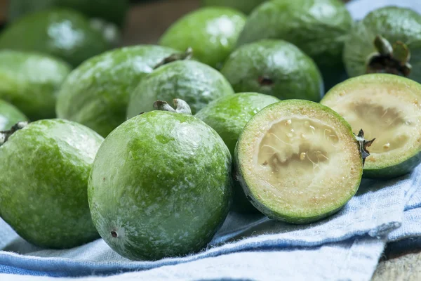 Frutta feijoa verde matura su un tovagliolo di lino azzurro — Foto Stock