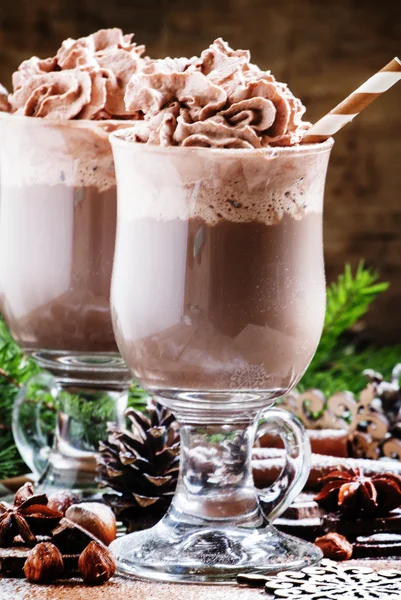 Delicioso chocolate quente com chocolate e chantilly — Fotografia de Stock