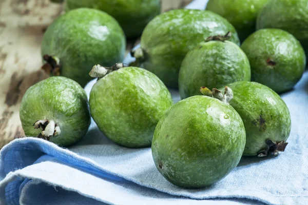 Frutos feijoa verdes maduros em um guardanapo de linho azul — Fotografia de Stock