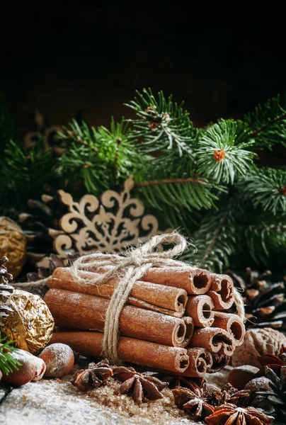 Куча коричных палочек в рождественской композиции — стоковое фото