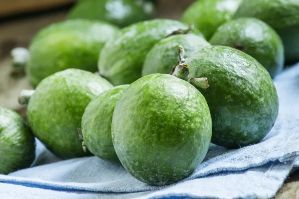 Frutta feijoa verde matura su un tovagliolo di lino azzurro — Foto Stock