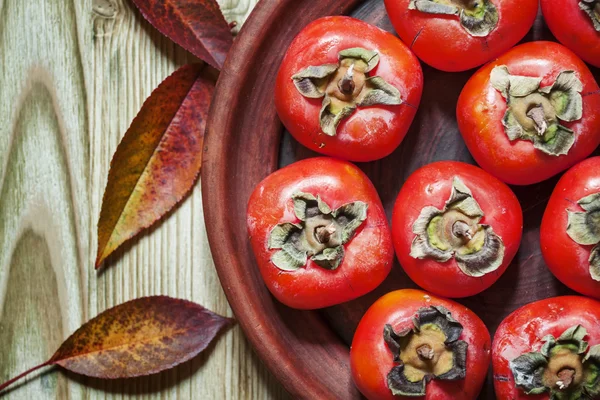 Persimmon di piring, tampilan atas — Stok Foto