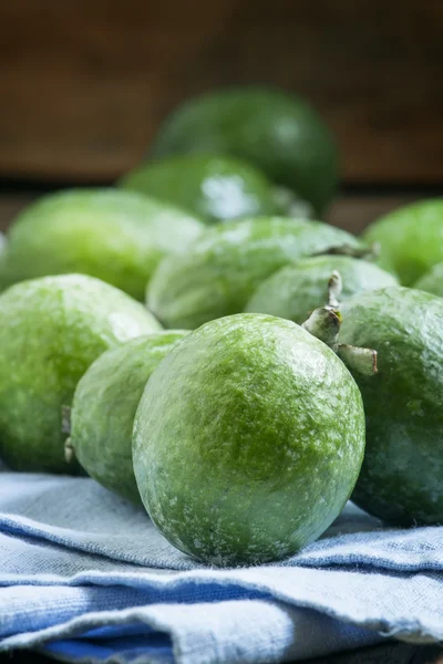 Стиглі зелені фрукти фейхоа на синій лляній серветці — стокове фото