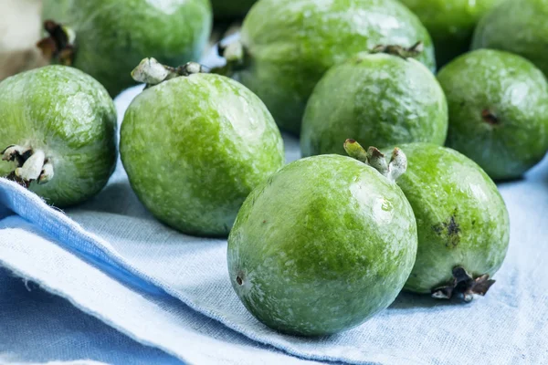 Frutta feijoa verde matura su un tovagliolo di lino azzurro — Foto Stock