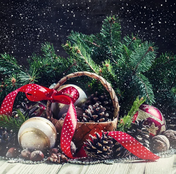 Panier en osier avec boules de Noël et cônes de pin — Photo