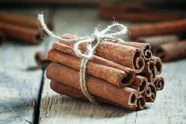 Bastoncini di cannella legati con corda di iuta — Foto Stock