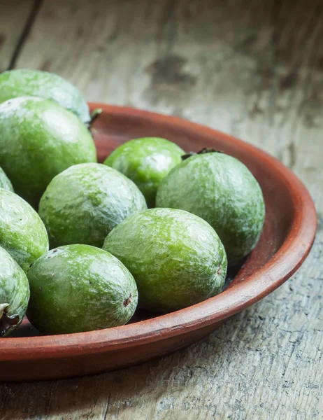 Feijoa auf einem Teller, selektiver Fokus — Stockfoto