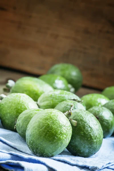 Спелые зеленые фрукты фейхоа на голубой льняной салфетке — стоковое фото