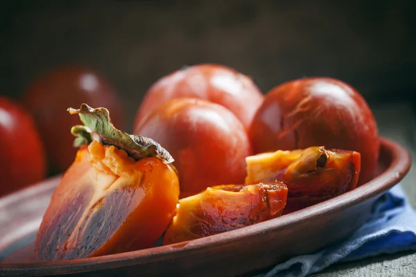皿に柿をスライス — ストック写真