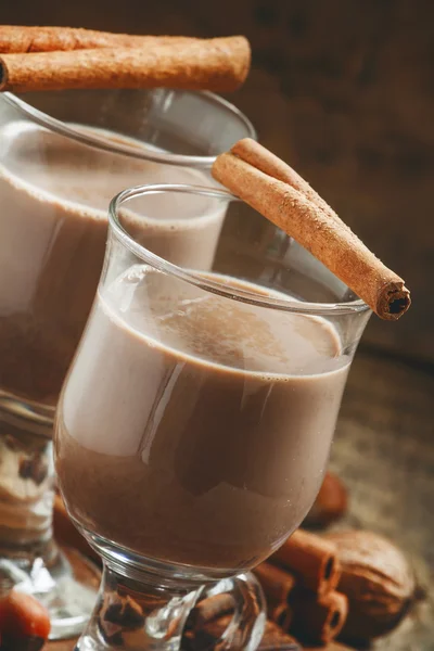 Cacau quente com canela, chocolate e nozes — Fotografia de Stock