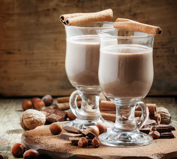 Cacau quente com canela, chocolate e nozes — Fotografia de Stock