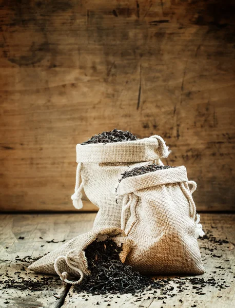 Dry black Indian tea in a burlap bags — Stock Photo, Image