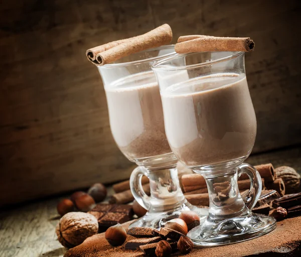 Cacau quente com canela, chocolate e nozes — Fotografia de Stock