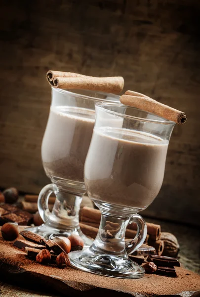 Warme chocolademelk met kaneel, chocolade en noten — Stockfoto