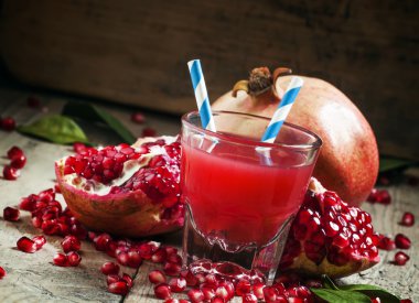 Nar büyük bir cam çizgili payet ile kokteyl