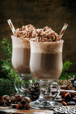 lezzetli sıcak çikolata çikolata ve çırpılmış krema ile