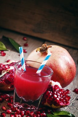 Nar büyük bir cam çizgili payet ile kokteyl