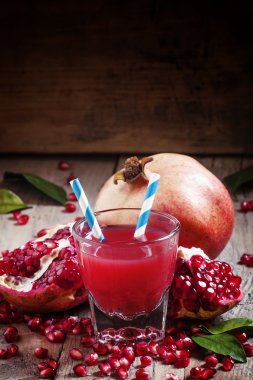 Nar büyük bir cam çizgili payet ile kokteyl