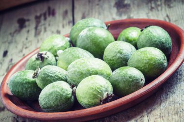 Feijoa tabakta, seçici odak