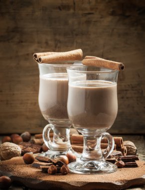 Tarçın, çikolata ve fındık ile sıcak kakao