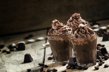 Çikolata-kahve tatlı krema ile