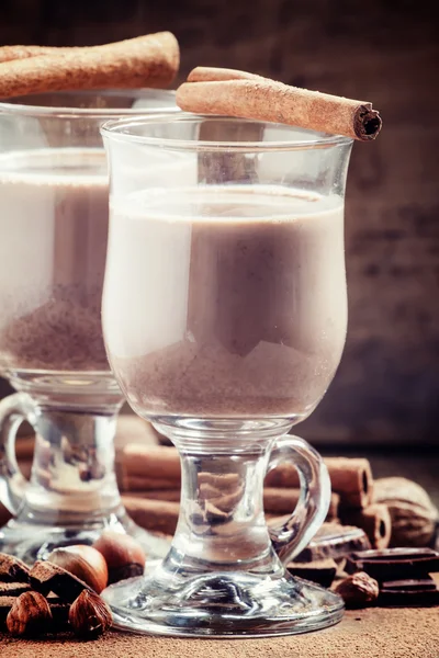 Горячий какао с корицей, шоколадом и орехами — стоковое фото