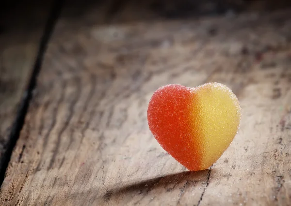 Dulce corazón sobre fondo de madera viejo — Foto de Stock