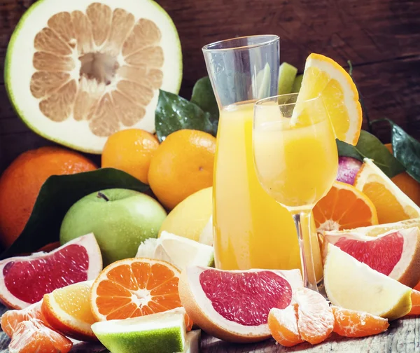 Freshly squeezed citrus juice with pulp and fruit pieces — Stock Photo, Image