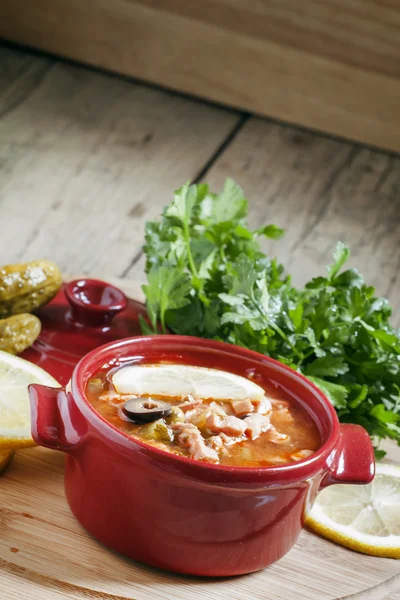 Suppe in rotem kleinen Topf — Stockfoto