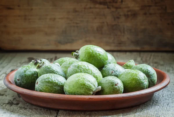 Feijoa auf einem Teller, selektiver Fokus — Stockfoto