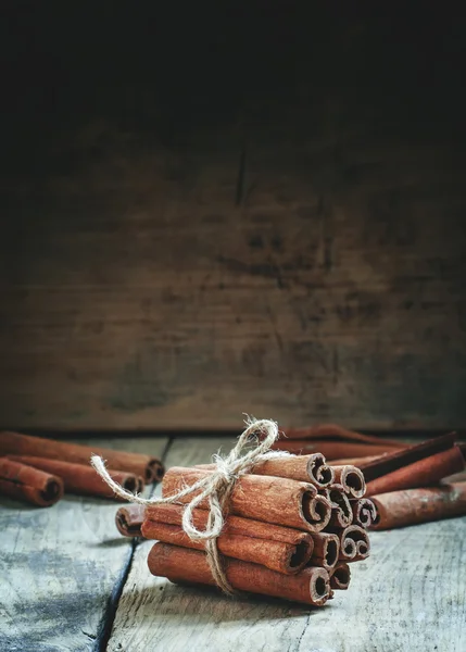 Коричные палочки, связанные джутовой веревкой — стоковое фото